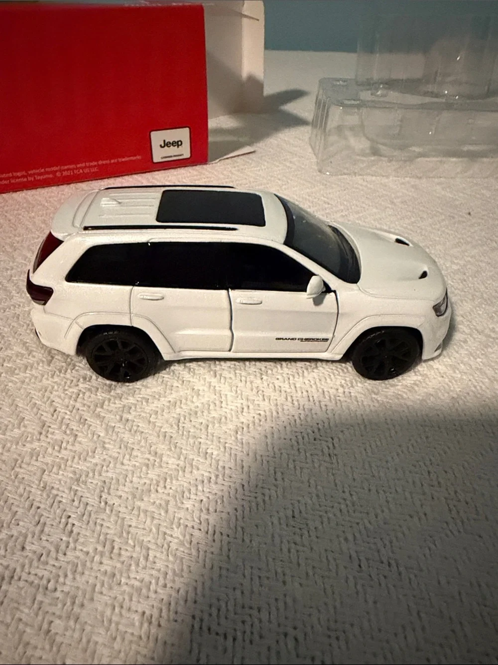 Jeep grand Cherokee Trailhawk White Die-Cast SUV new inbox